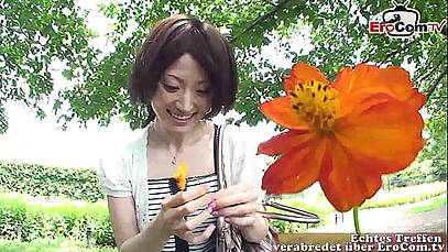 คนขับรถตู้แอบเย็ดกับนักเรียน เอาควยให้เด็ดดูอย่างอร่อย ๆ