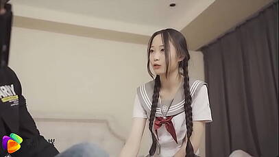 นักเรียนสาวจีนเล่นหนังโป๊ครับ ถ่ายไปถ่ายมาคนที่ถ่ายเกิดอารมณ์เงี่ยนเลยเข้าไปเย็ดร่วมด้วยเลยครับ