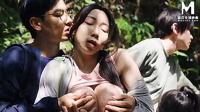 หนุ่มสาวพากันไปเที่ยวที่สวนคิดจะเล่นอะไรที่ตื่นเต้นสนุกๆถอดเสื้อผ้าxxxเรียงเปลี่ยนคู่กัน