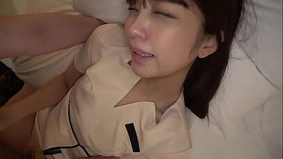 เย็ดกับสาวพนักงานโรงแรมในห้องอย่างเร่าร้อนจริง ๆ ครับ